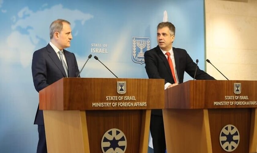 O ministro das Relações Exteriores Eli Cohen (à dir.) em uma coletiva de imprensa com o ministro das Relações Exteriores do Azerbaijão, Jeyhun Bayramov, em Jerusalém, em 29 de março de 2023. (Foto: Miri Shimonovich/Ministério das Relações Exteriores)