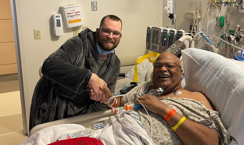 Bill e Tim no hospital na época do transplante. (Foto: Reprodução/Facebook/Bill Sumiel)