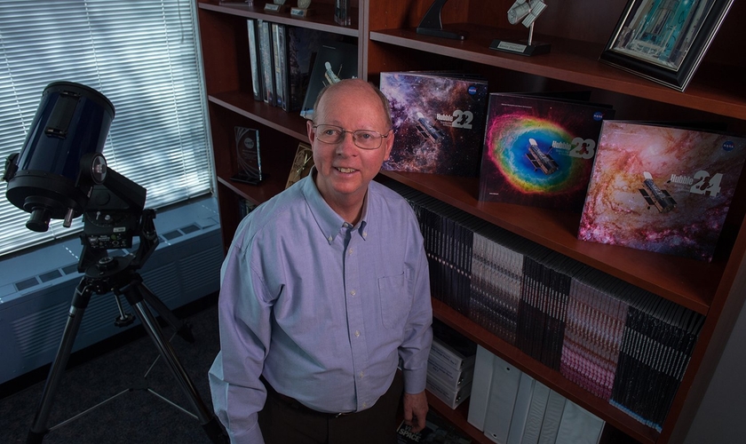 Kevin Hartnett em seu escritório. (Foto: Reprodução/Site NASA W. Hrybyk)
