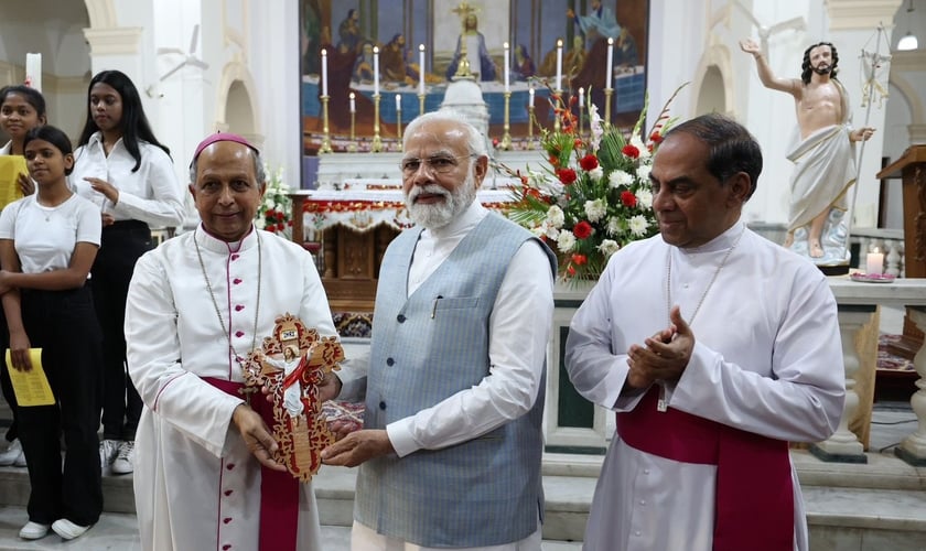 Narendra Modi com líderes cristãos na Páscoa. (Foto: Reprodução/Twitter/Narendra Modi)