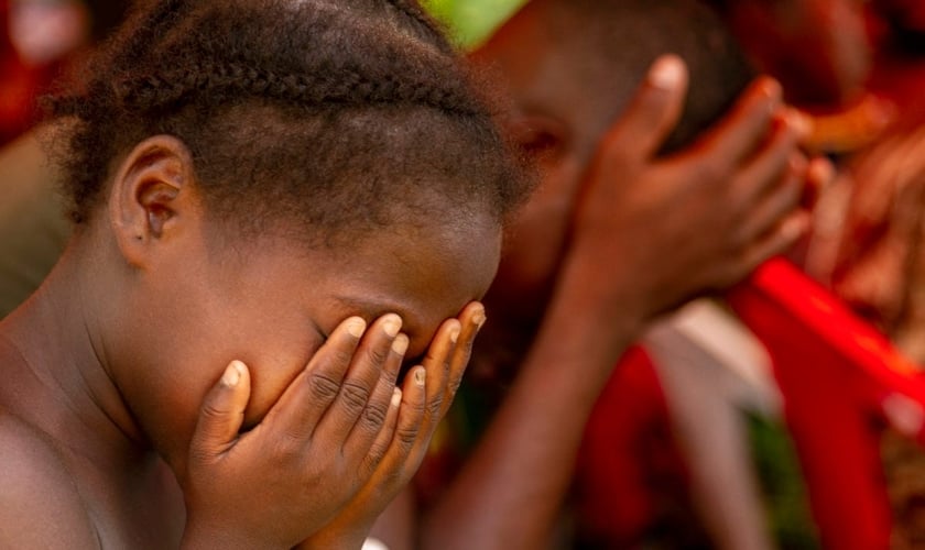 Uma menina ora durante culto da Igreja Batista em Pentecostes. (Foto ilustrativa: IMB)