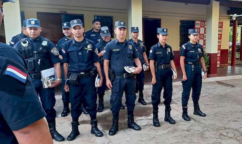 Policiais em uma delegacia no Paraguai. (Foto: Reprodução/RCC Noticias)