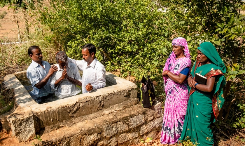 Pastores nacionais realizam um batismo em uma pequena igreja rural no sul da Ásia. (Foto ilustrativa: IMB)