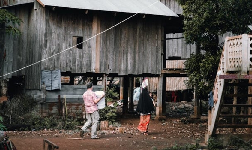 Vila rural remota raramente teve contato com cristãos até que um casal missionário chegou. (Foto: IMB)