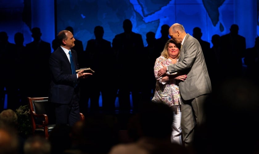 Wayne e Lori Mote ao lado do pastor Anthony George, durante um culto de Páscoa. (First Baptist Atlanta/Jeffrey B. Rogers)