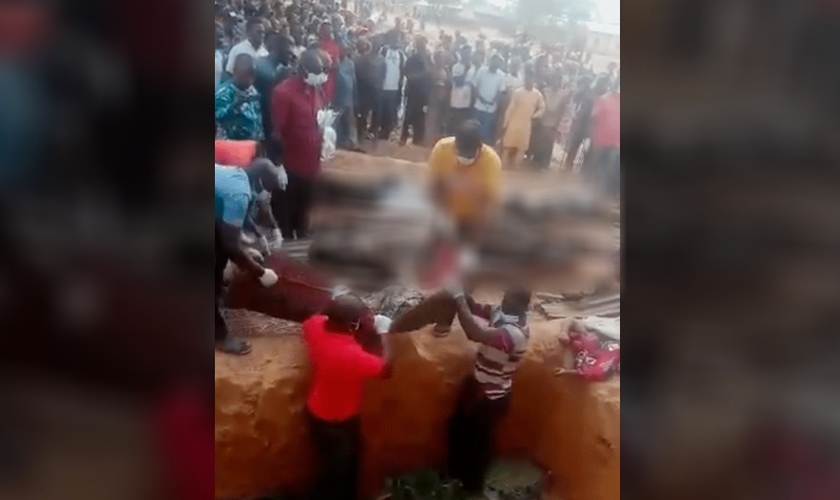 Sepultamento de corpos de 33 cristãos na vila de Ruji, estado de Kaduna, Nigéria, na segunda-feira, 17 de abril de 2023. (Captura de tela/Morning Star News)