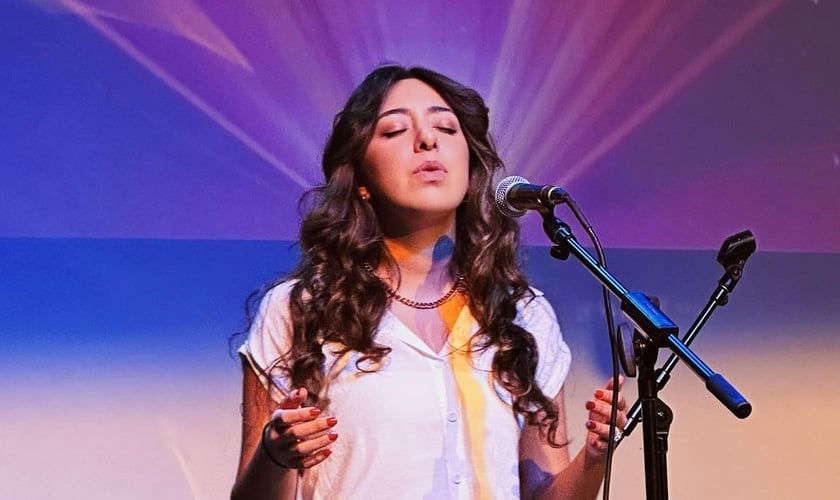 Tailah Scroggins ministrando louvor na igreja. (Foto: Reprodução/Instagram/Tailah Scroggins)