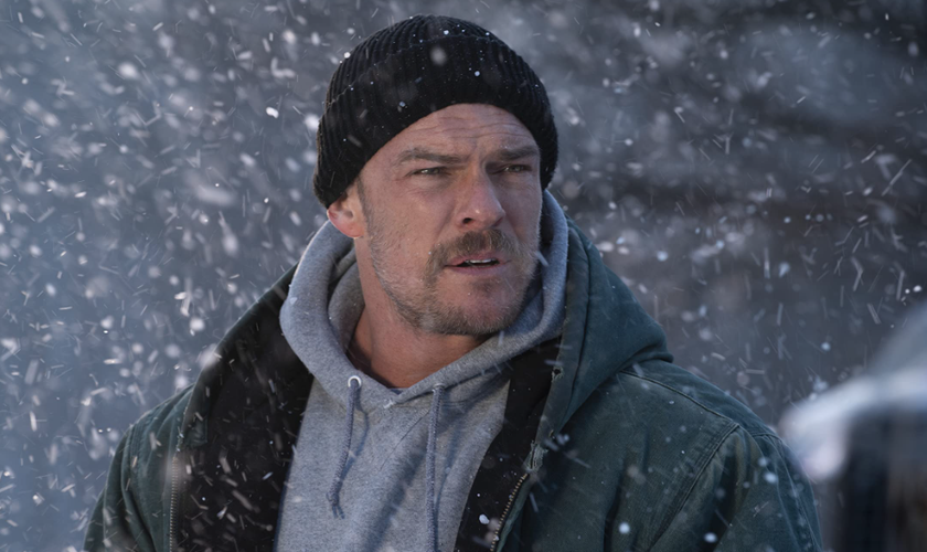 Alan Ritchson em uma cena do filme “Ordinary Angels”. (Foto: Reprodução/IMDB)