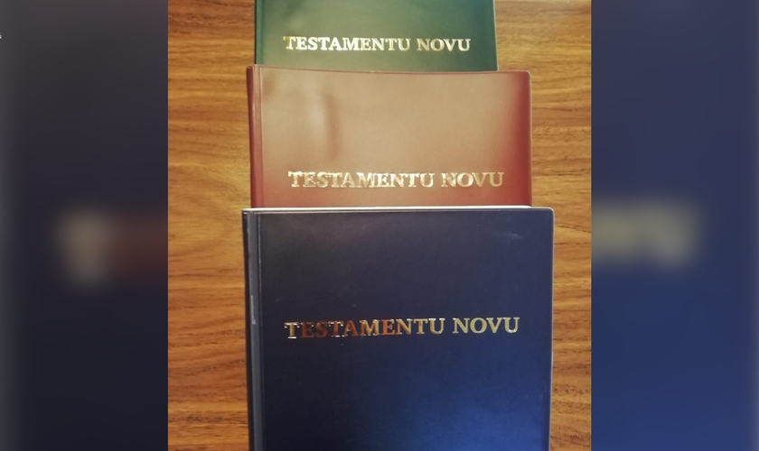 Cópias impressas do "Testamentu Novu" em Annobonese. (Foto: Facebook/PROEL Espanha).