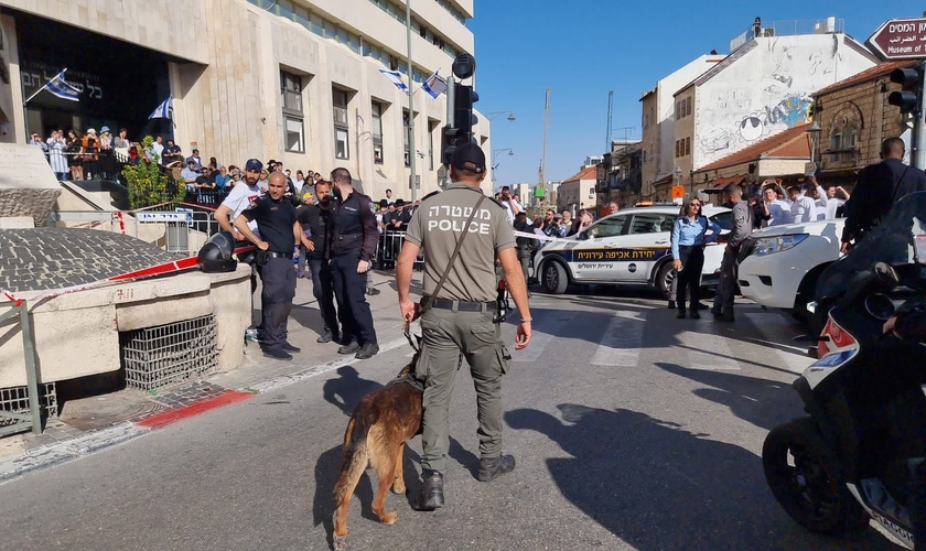 Houve vítimas com diferentes graus de lesão, uma grave e as demais moderadas. (Foto: Twitter/Israel Police)