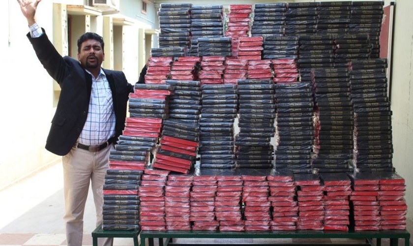 Plantadores de igrejas distribuem Bíblias para indianos. (Foto: New Life Orissa)