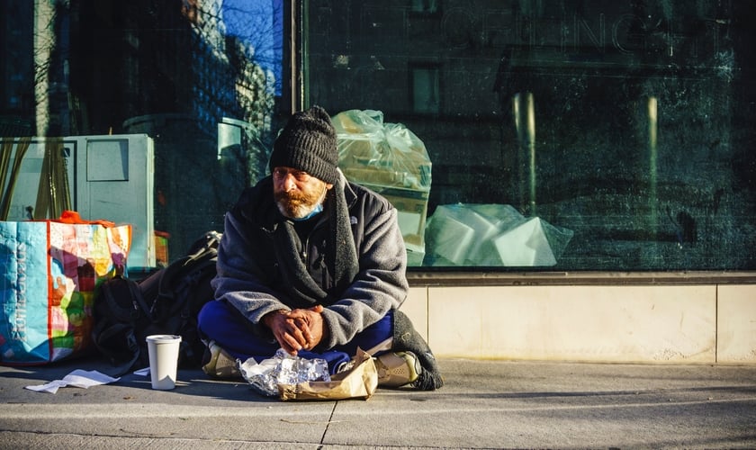 Morador de rua desistiu do suicídio e aceitou a Jesus. (Foto: Imagem ilustrativa/Unsplash/Clay LeConey).