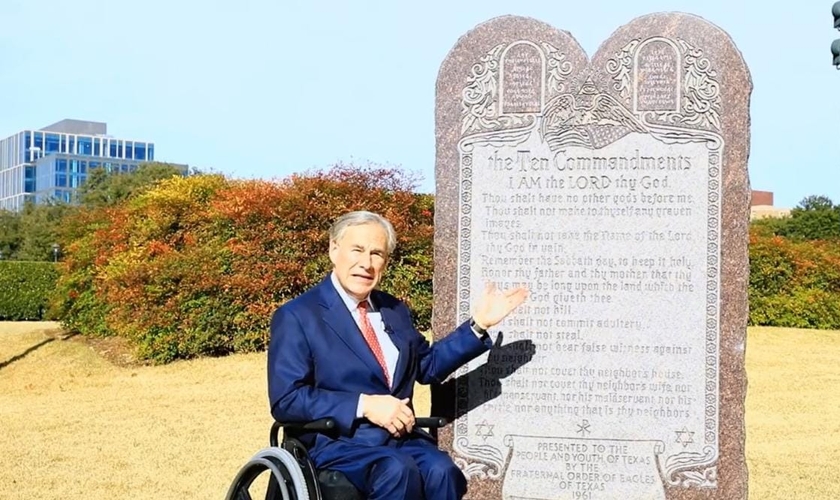 Governador do Texas, Greg Abbott em frente ao monumento dos Dez Mandamentos. (Foto: Captura de tela/Vídeo Twitter Greg Abbott)