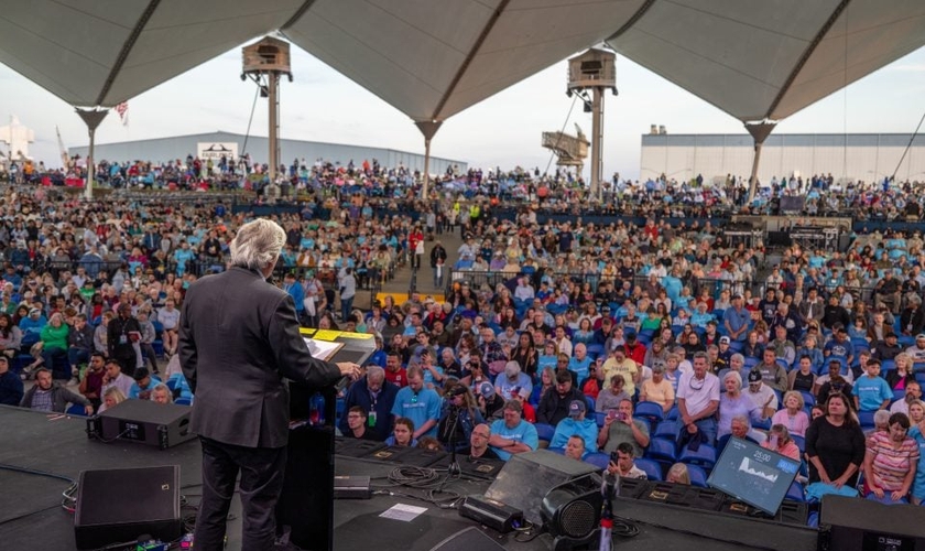 A turnê evangelística “God Loves You” levou o Evangelho à costa leste dos EUA. (Foto: Billy Graham Evangelistic Association).