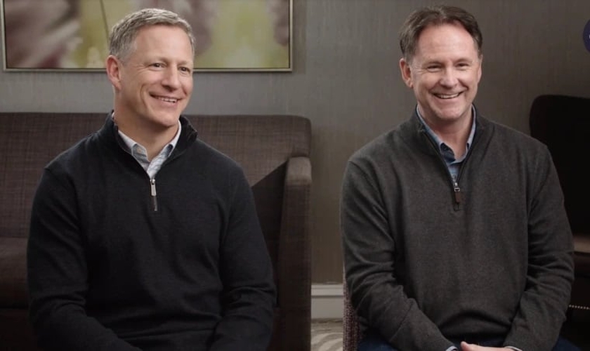 Todd Hampson e Jeff Kinley apresentam o “Prophecy Pros Podcast". (Foto: Reprodução/The Christian Post)