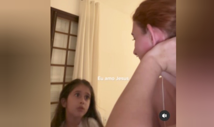 A influenciadora Belli compartilhou uma conversa que teve com a filha Helena sobre fé. (Foto: Reprodução/Instagram/Belli).