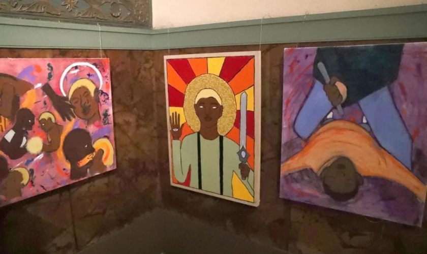 Exposição “Deus é trans: uma jornada espiritual queer”. (Foto: Reprodução/Twitter Oli London)