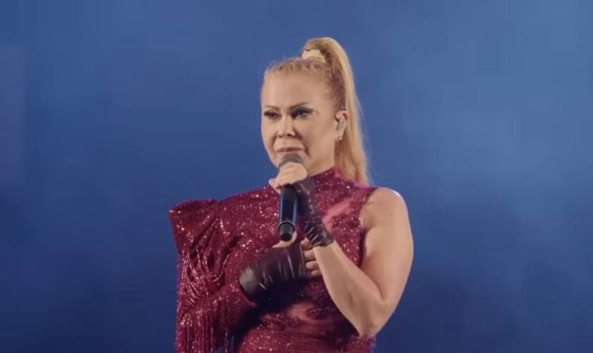 Joelma incentivou o público a se voltar para Deus antes que seja tarde. (Foto: Reprodução/YouTube/Genesis HD).