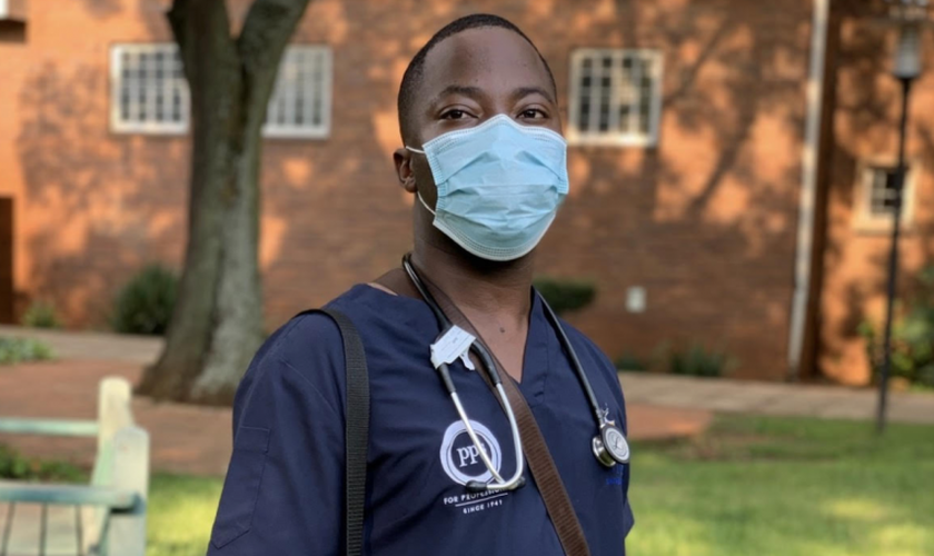 Sithembiso atua como residente em três hospitais na África do Sul. (Foto: Reprodução/ Christian Today)