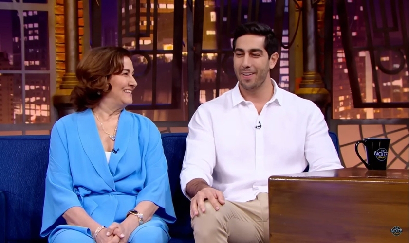 Jonathan Nemer e sua mãe Sara Nemer. (Foto: Captura de tela/YouTube/The Noite com Danilo Gentili)