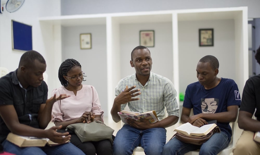 Joseph Byamukama: ‘Nosso ministério oferece estudo bíblico para jovens e estudantes se envolverem com as Escrituras’. (Foto: Reprodução/Veracity Fount)