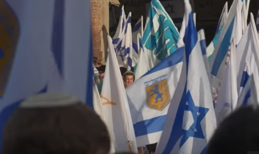 Bandeiras de Israel e do Instituto de Terceiro Templo nas celebrações do Dia de Jerusalém. (Captura de tela/YouTube/ABC News)