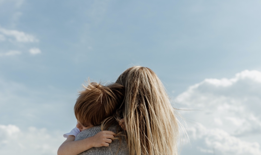 Milhares de crianças são registradas sem o nome do pai no Brasil. (Foto: Imagem ilustrativa/Unsplash/Bethany Beck).