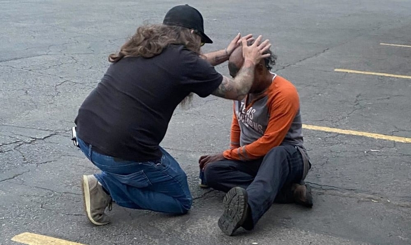 Morador em situação de rua recebe oração enquanto se entrega a Jesus. (Foto: Reprodução/Bethel Austin)