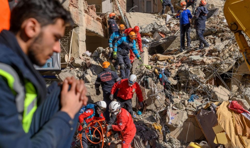 Lieke está há dois anos ajudando refugiados sírios. (Foto: Reprodução/Cvandaag)