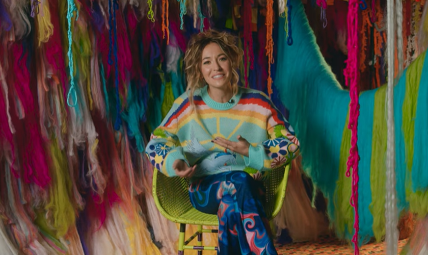 A cantora revelou que seu novo álbum nasceu de sua luta contra ansiedade e depressão. (Foto: Reprodução/YouTube/Lauren Daigle).