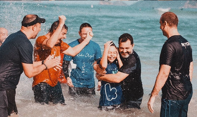 O batismo reuniu uma multidão na praia do Recreio dos Bandeirantes. (Foto: Instagram/Igreja Batista Atitude Sede).