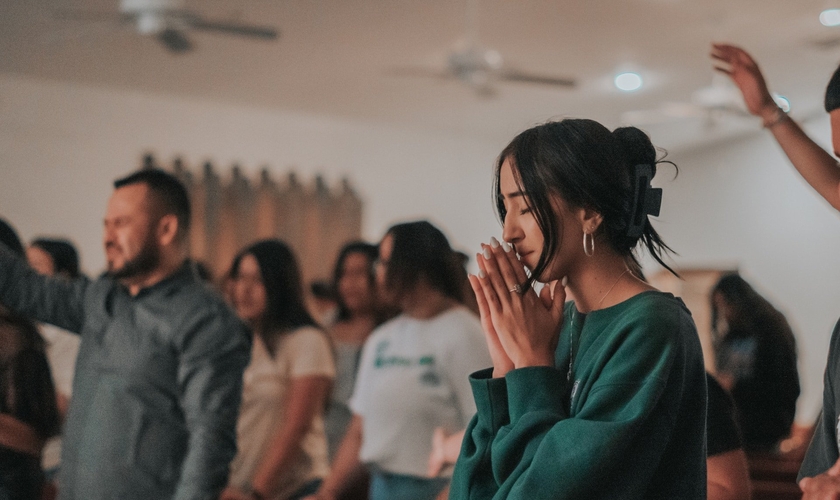 Jovens adorando. (Foto: Imagem ilustrativa/Unsplash/Ismael Paramo).