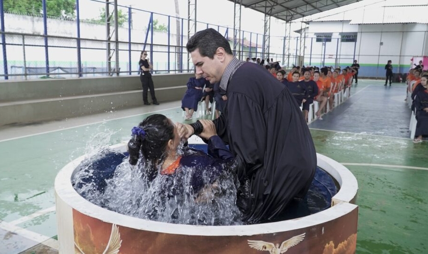 Dulcinéia pregou à detentas com mais de 200 anos de prisão. (Foto: Reprodução/YouTube/Adventistas Amazonas Roraima).