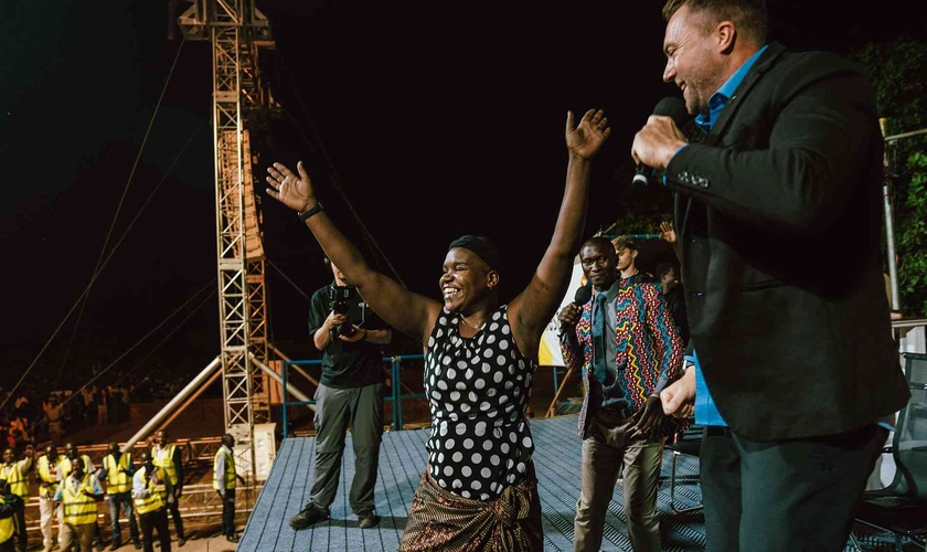 A mulher ouviu o anúncio da cruzada de Daniel Kolenda no rádio. (Foto: CfaN).