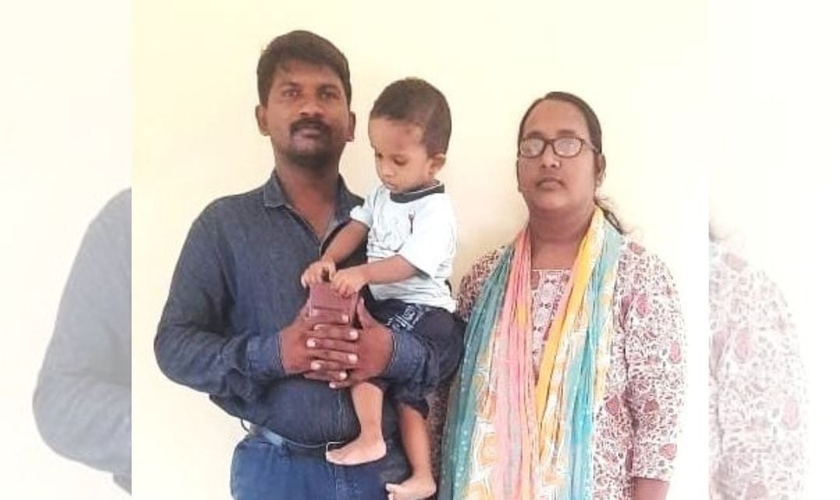 Pastor R. Kirubendran, a esposa Manju Tiruvendram e a filha de 18 meses. (Foto: Reprodução Morning Star News) 