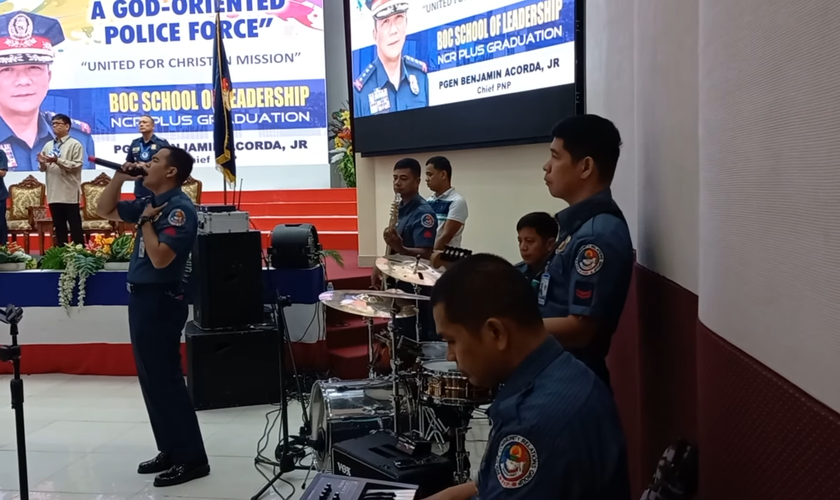 Policiais filipinos fazem louvor em conferência. (Captura de tela/YouTube/Boy Tustado)