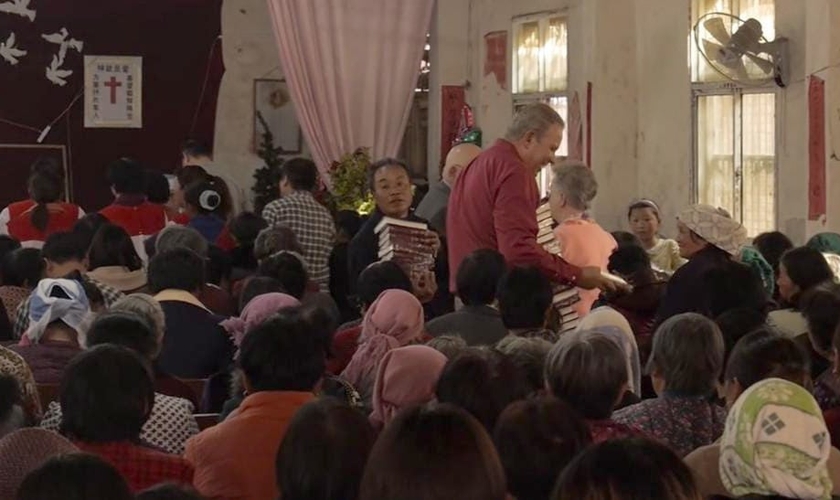 Distribuição de Bíblias na China. (Foto: Captura de tela/Vídeo Bibles for China)