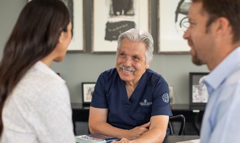 Dr. Contreras em atendimento. (Foto: Reprodução/Instagram/Oasis of Hope-Cancer Treatment)