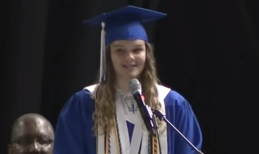 Lydia Owens durante a cerimônia de formatura. (Foto: Reprodução/YouTube/FOX Carolina News)