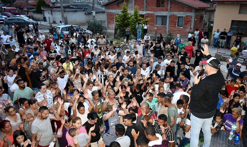 O evangelista Paul Maurer prega em aldeia cigana de Kalekovets, Plovdiv, na Bulgária. (Foto: Instagram/Paul Maurer)