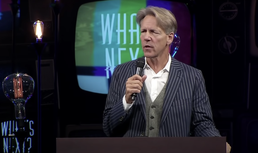 Pastor Skip Heitzig pregando na Calvary Church. (Captura de tela/YouTube/Connect with Skip Heitzig)