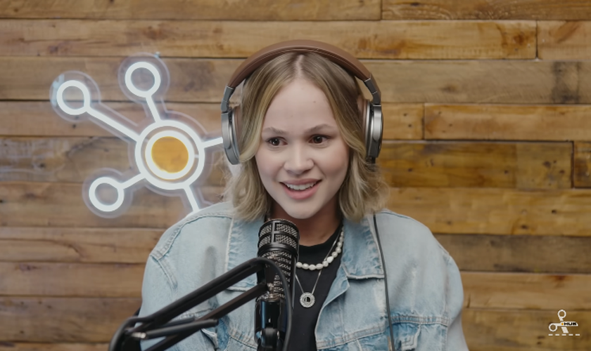 A cantora Ludi foi curada da depressão por Deus. (Foto: Reprodução/YouTube/Cortes Hub).