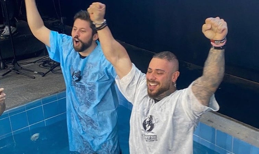 Leo Stronda louva a Deus em seu batismo. (Foto: Reprodução/Instagram/Brunno Fernandes)