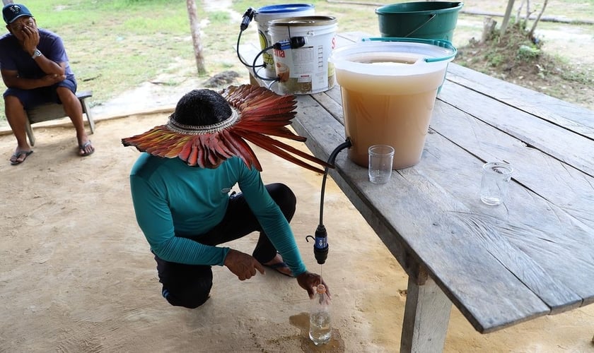 Membro da tribo Hyskariana na Amazônia testando seu filtro. (Foto: Reprodução/Instagram/The Bucket Ministry)