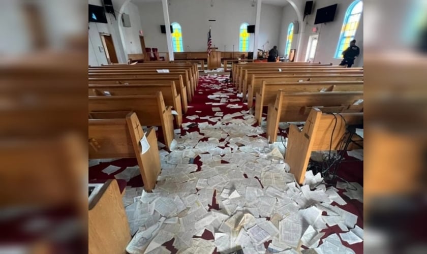 Os criminosos arrancaram a cruz do altar e jogaram as folhas das Bíblias e hinários pelo chão. (Foto: Facebook/Eastport United Methodist Church).