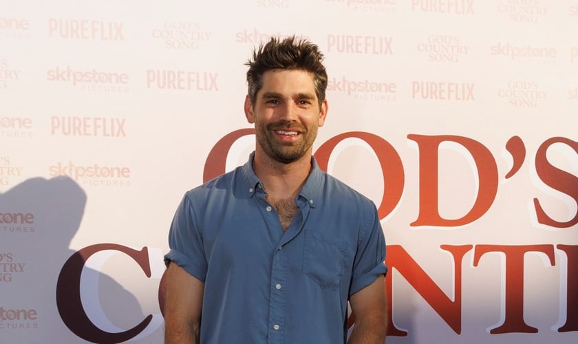 Justin Gaston em divulgação do filme “God's Country Song”, baseado na fé cristã. (Foto: Divulgação/Pure Flix)