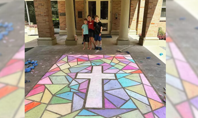 Sarah Huckabee Sanders postou o desenho feito por seus filhos na Mansão da Governadora, residência oficial do governo do Arkansas. (Foto: Facebook/Sarah Huckabee Sanders)