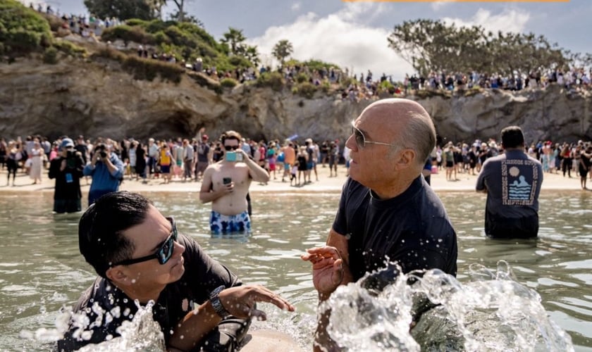 Batismo na Califórnia. (Foto:Reprodução/Twitter/Greg Laurie)