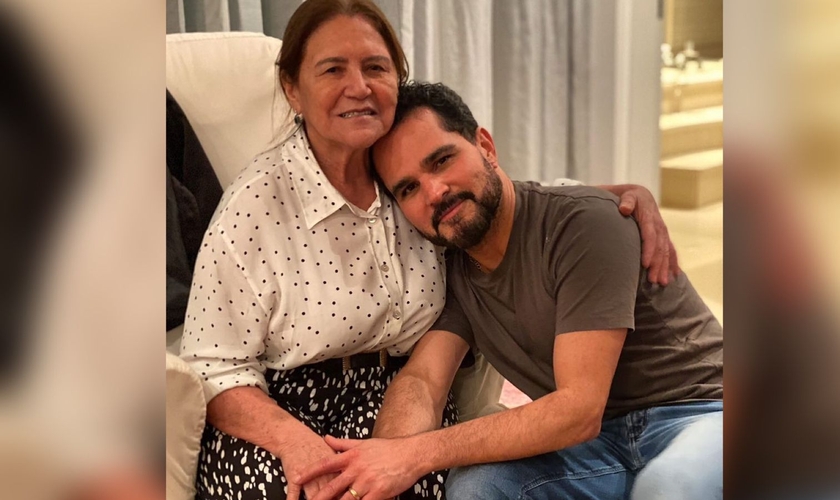 Luciano Camargo e sua mãe Helena. (Foto: Reprodução/Instagram/Luciano Camago)