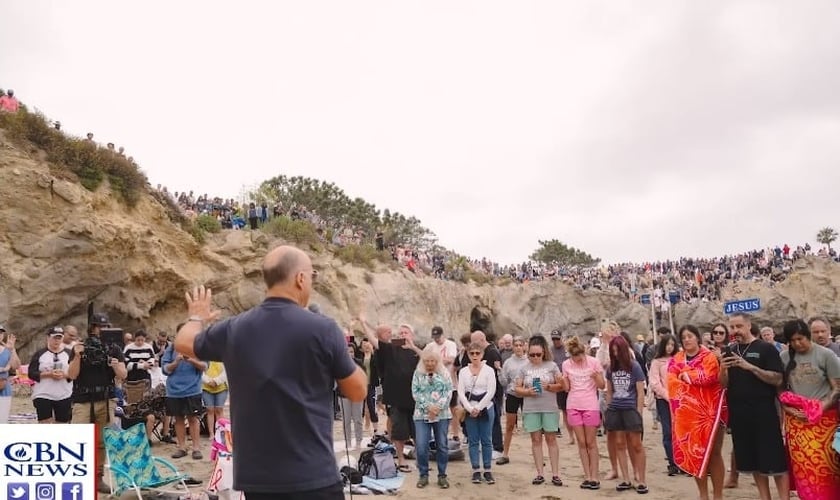 Batismo realizado pelo pastor Greg Laurie. (Foto: Reprodução/YouTube/CBN News)